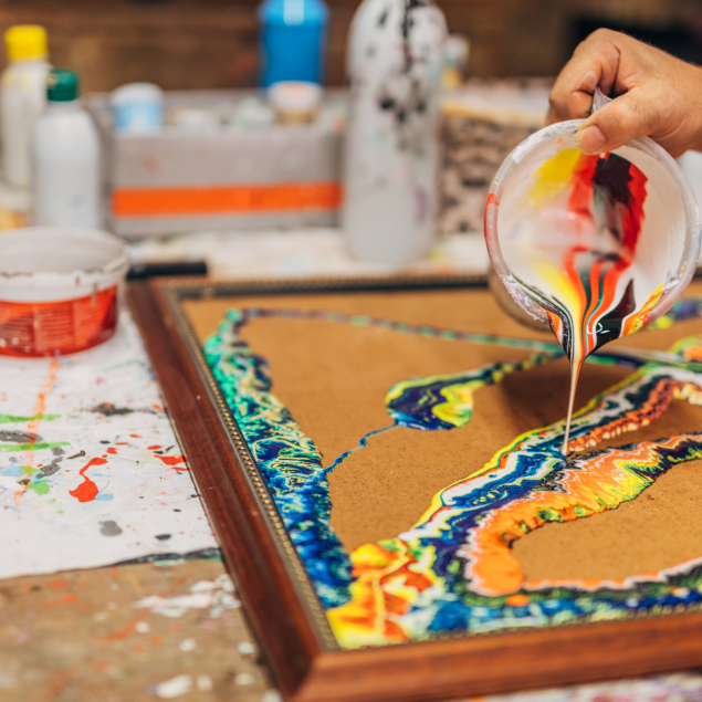 TALLER de POURING